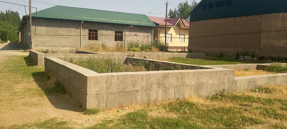 Uchastka sotiladi 8 sotix 4 sotiga beton quyilgan planirovkasi chiroyl