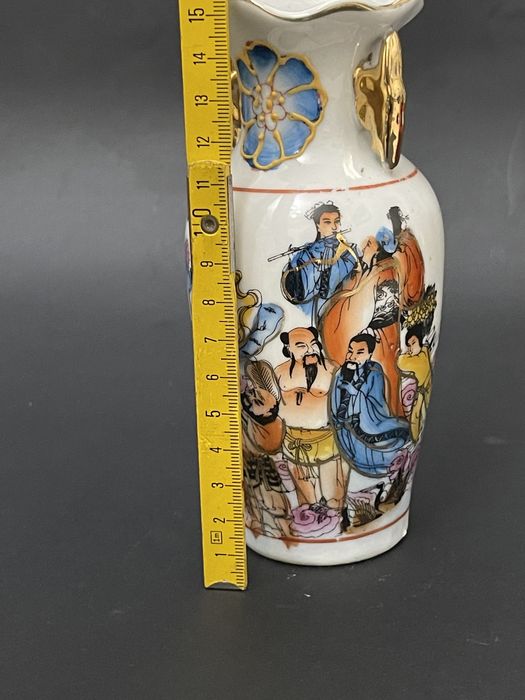 Vaza, veche China. Portelan pictat. Semnata.