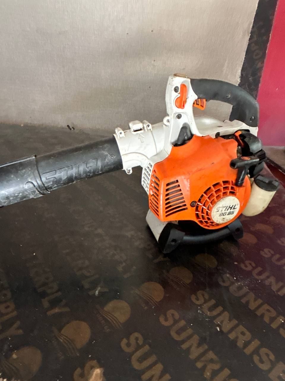 Бензинова духалка моторна метла Щил STIHL перфектно състояние