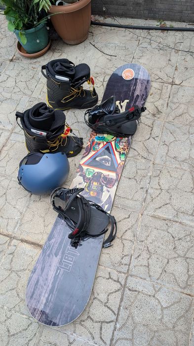 Snowboard оборудване, Libtech,Burton, Northwave, Drake, очила и каска.