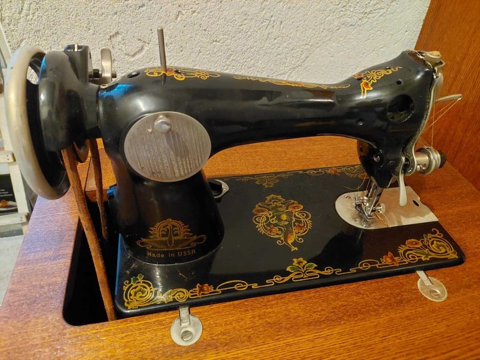 Крачна шевна машина Singer - шкаф