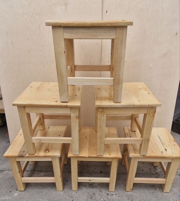 Табуреткалар. Размерлари: каттасининг бўйи - 44 см, кичиги - 34 см.