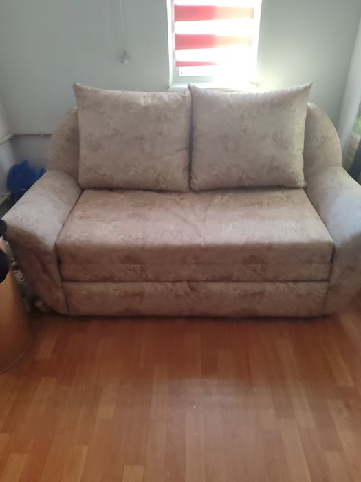 Диван раскладной, небольшой.