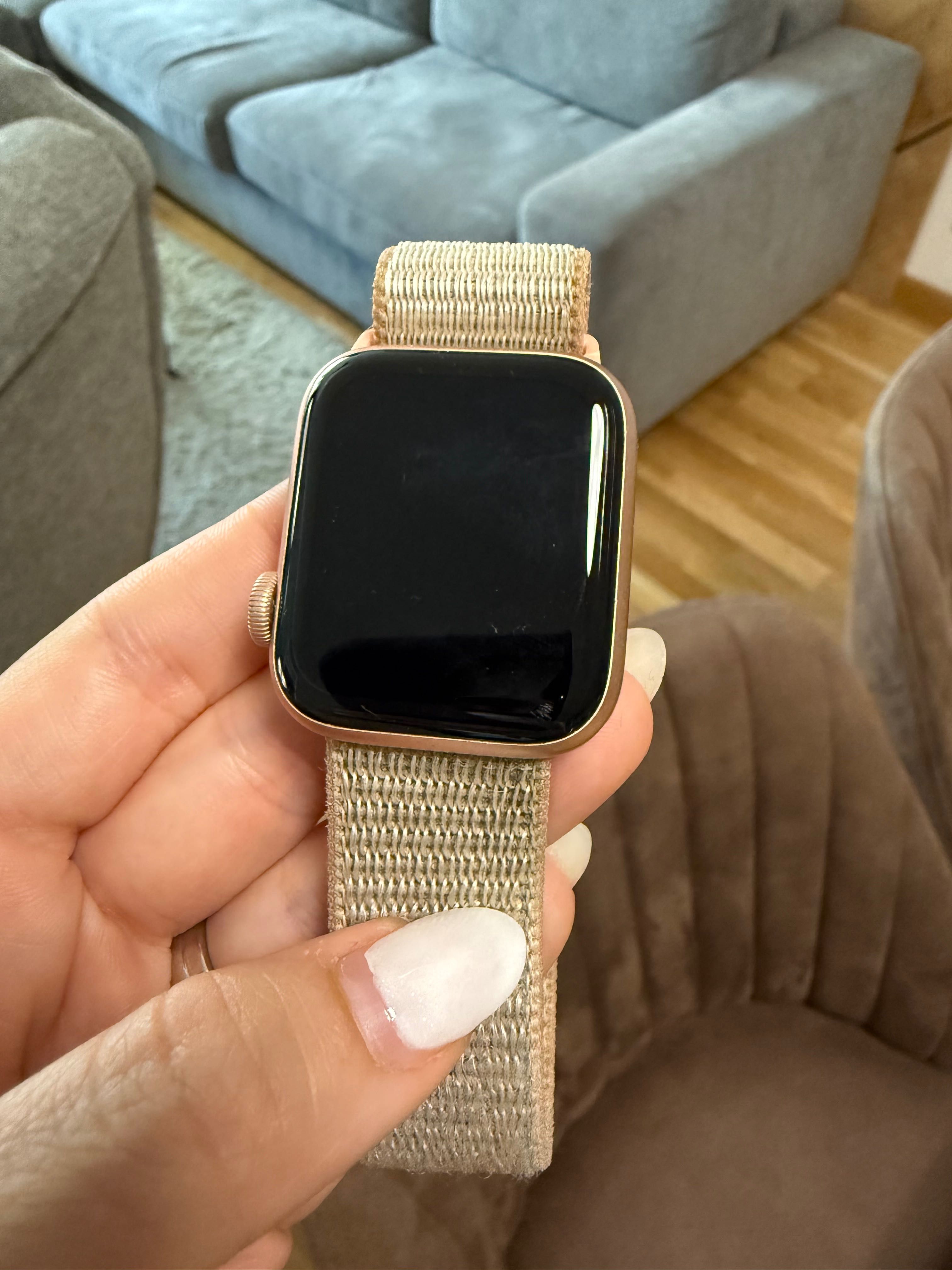 Apple Watch Gold Aluminum Case Pink Sand Sport Band 40 MM