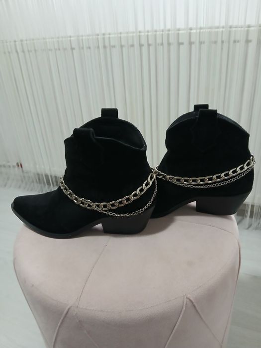 Ciocate / Botine  din piele întoarsă marimea 38/ 24 cm interior.