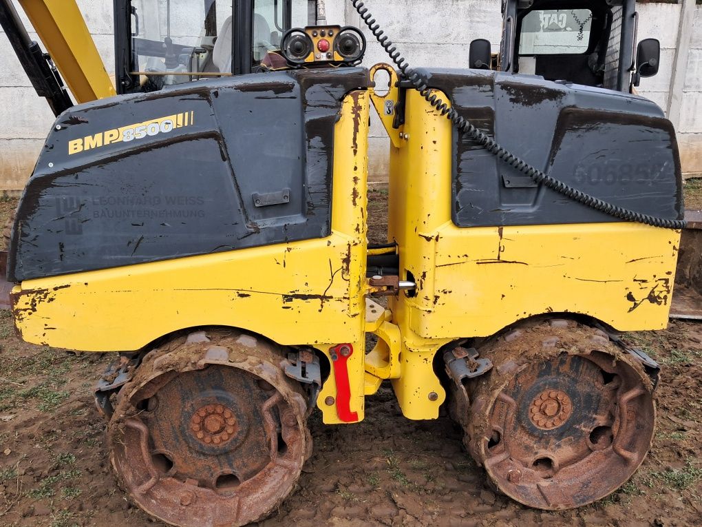Închiriez excavator9t miniexcavator și miniincarcator  cilindru compac
