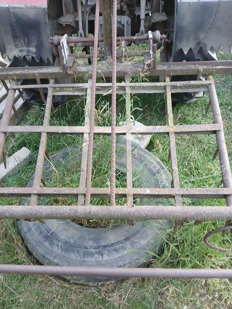 Vînd grapa după tractor