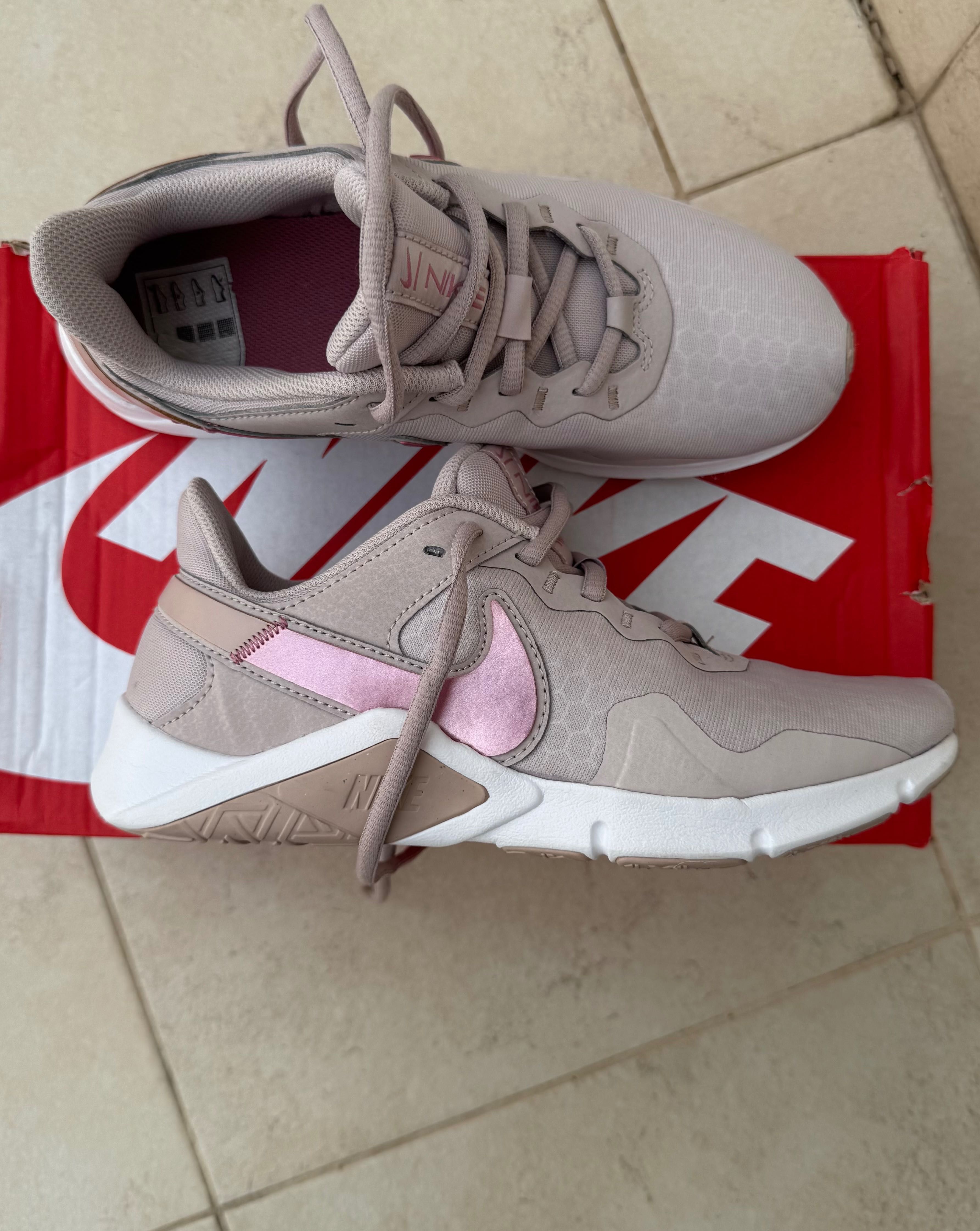 Nike обувки Legend Essental