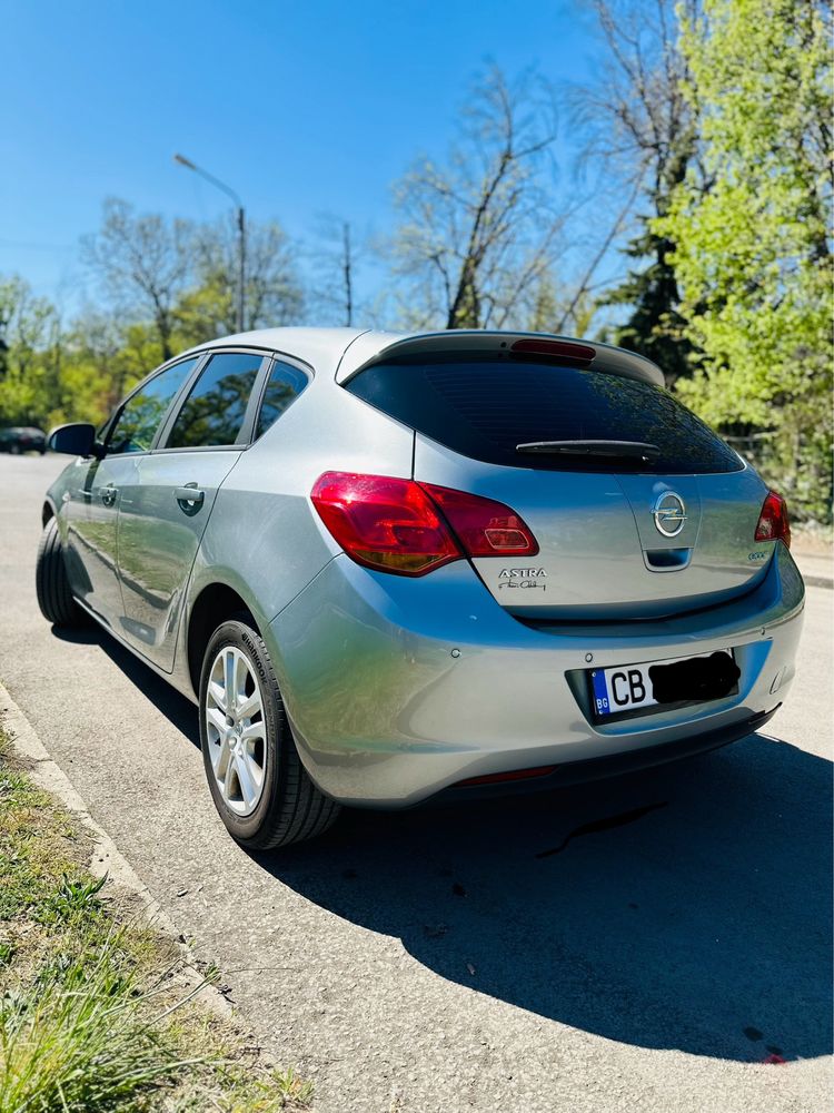 Opel Astra J 76 000km.