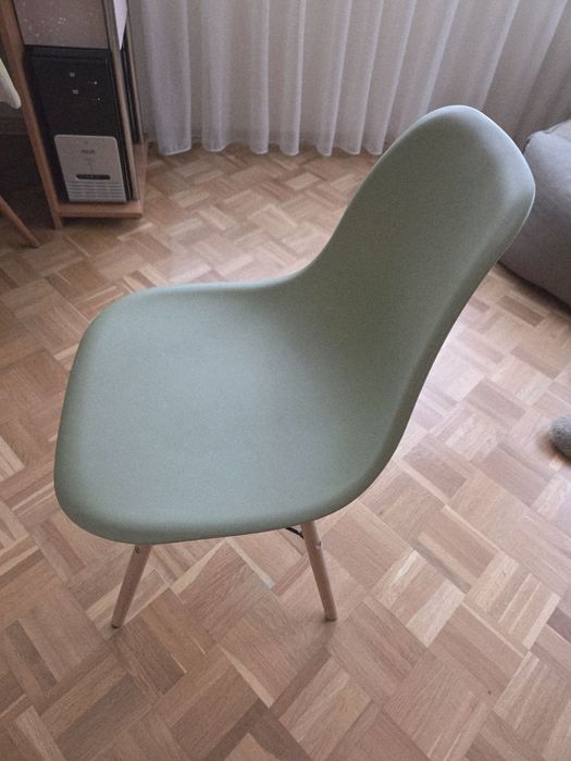 Продавам кухненски столове четири броя зелен цвят.