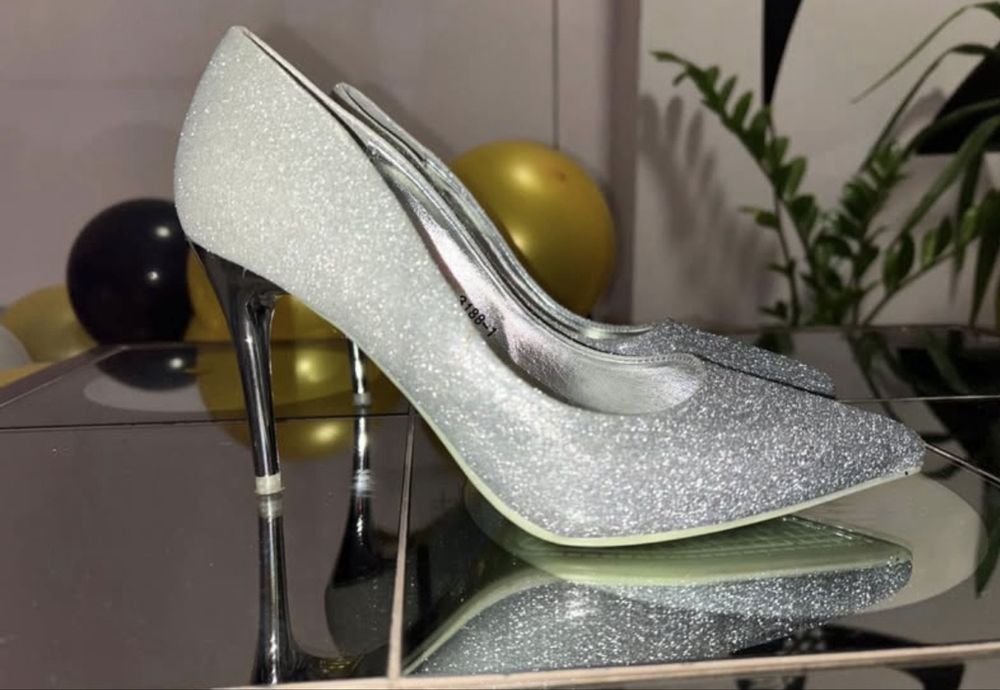 Сребристи обувки на ток размер 36