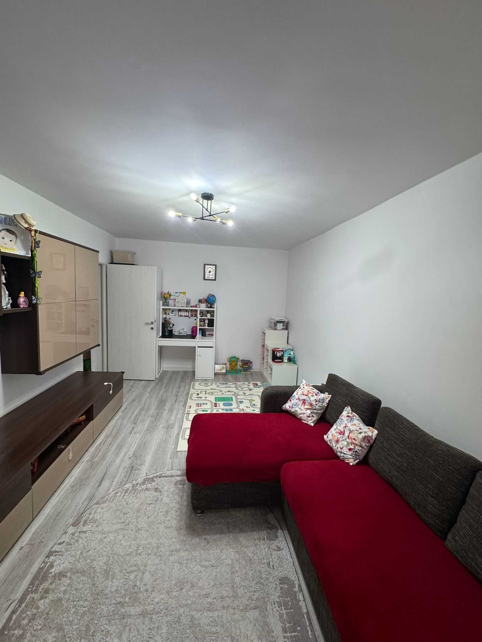 Vând ap 2 camere, decomandat, comfort 1, mobilat și utilat.