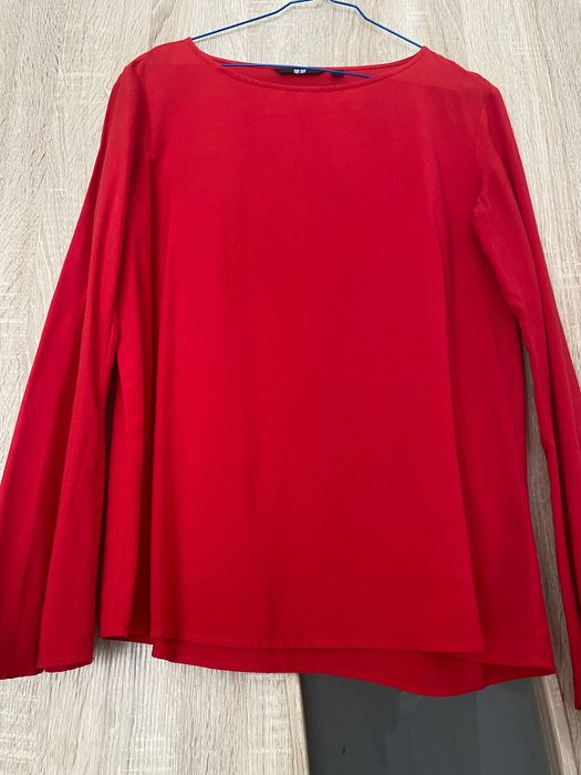 Bluza rosie cu maneca evazata