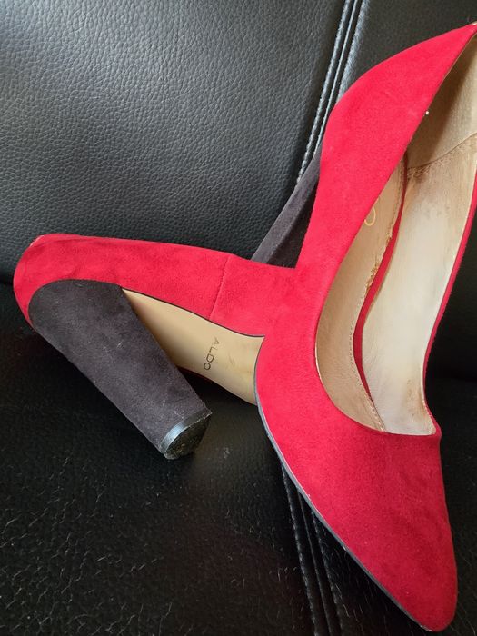 Pantofi roșii cu toc negru din piele intoarsa