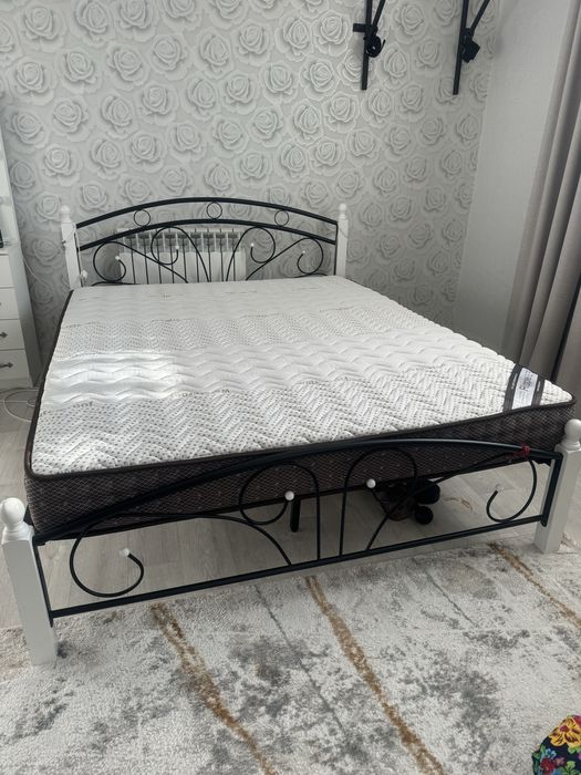 Продам кровать, туалетный столик