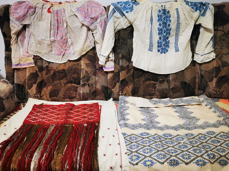 Doua costume tradiționale din Teleorman vechime circa 150 de ani.
