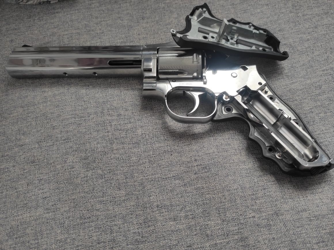 Replica airsoft revolver Dan Wesson 715 6 inch