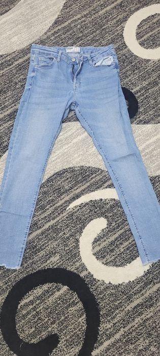 Vând blugi Bershka