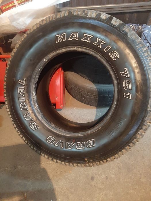 1 Шина 275/70 R16 и чехол для запаски.