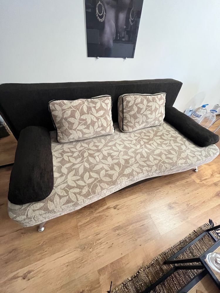 Мебели: спалня, диван.