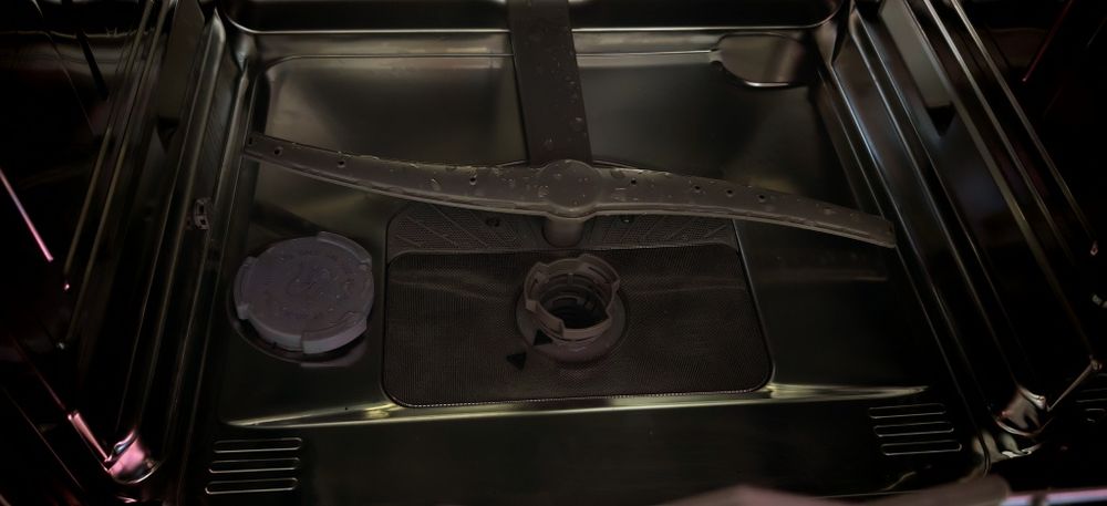 Продавам вградена съдомиялна машина SIMENS (Германия) с ширина 60 см.