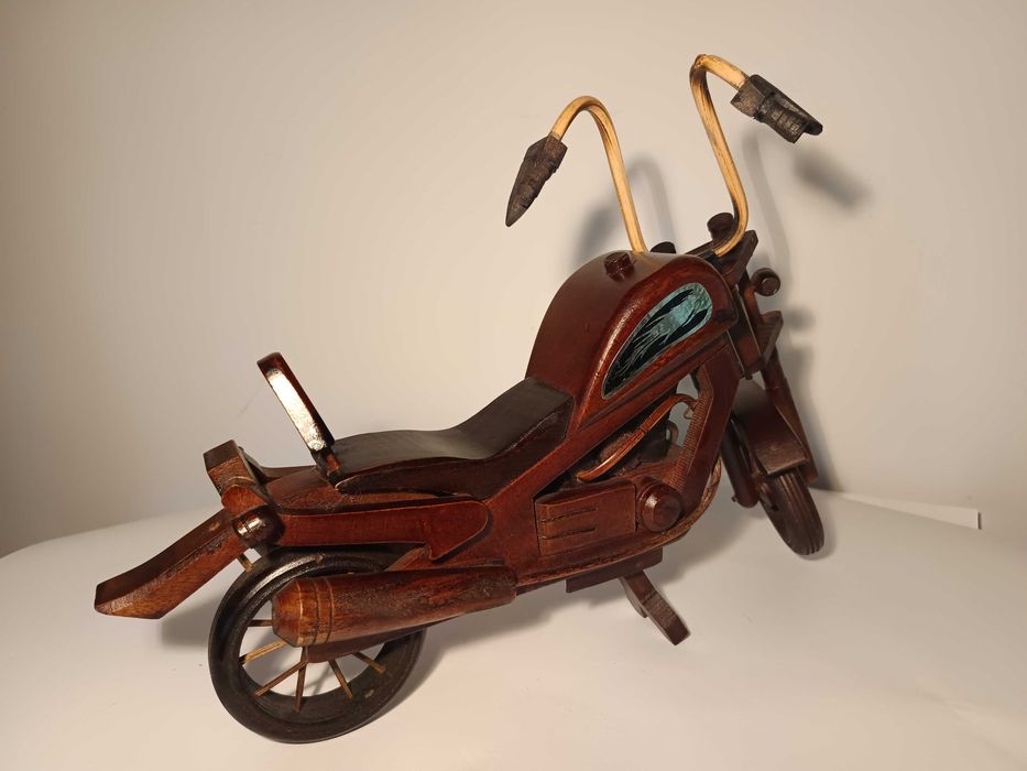 Motocicleta Harley Davidson confectionata manual din lemn 44cm