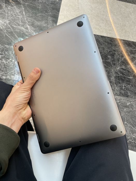 Macbook air m1 8/256 masla holatda 89% 10 soatdan kopga yetadi quvati