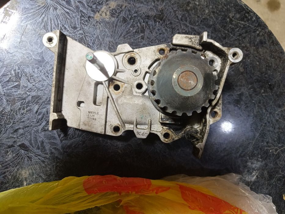 Помпа и колодки б/у на Ларгус