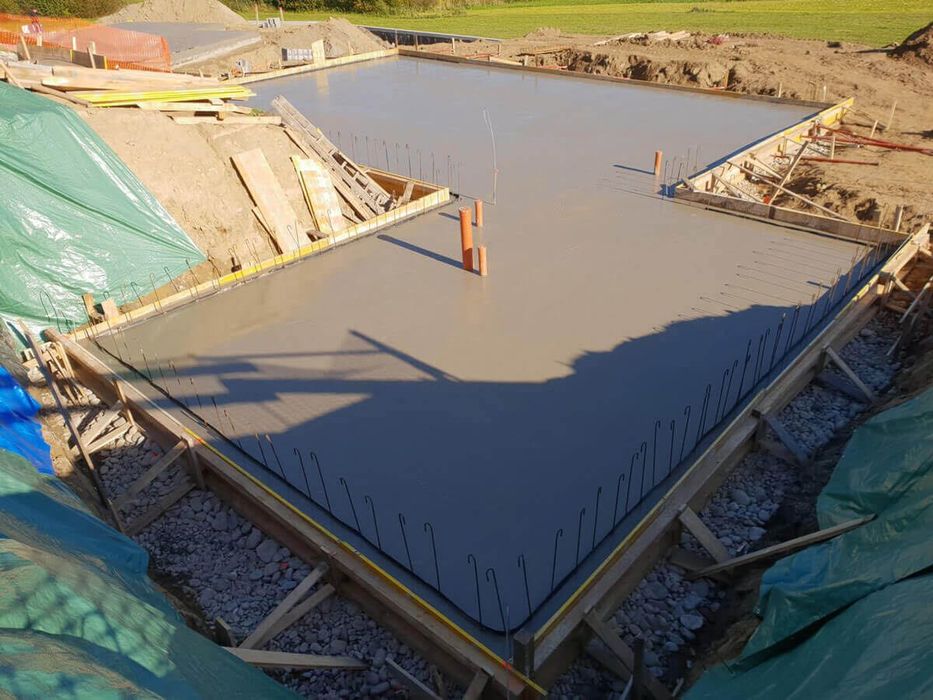 Construim case la roșu, cu oameni care știu meserie