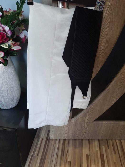 Мъжки  бял костюм от тънък сатен с подплата 42 номер