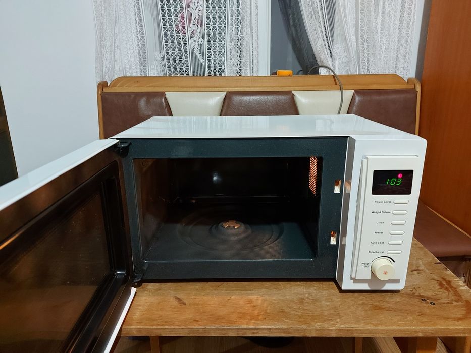 Cuptor cu microunde gidaj și farfuria sunt Lipsă