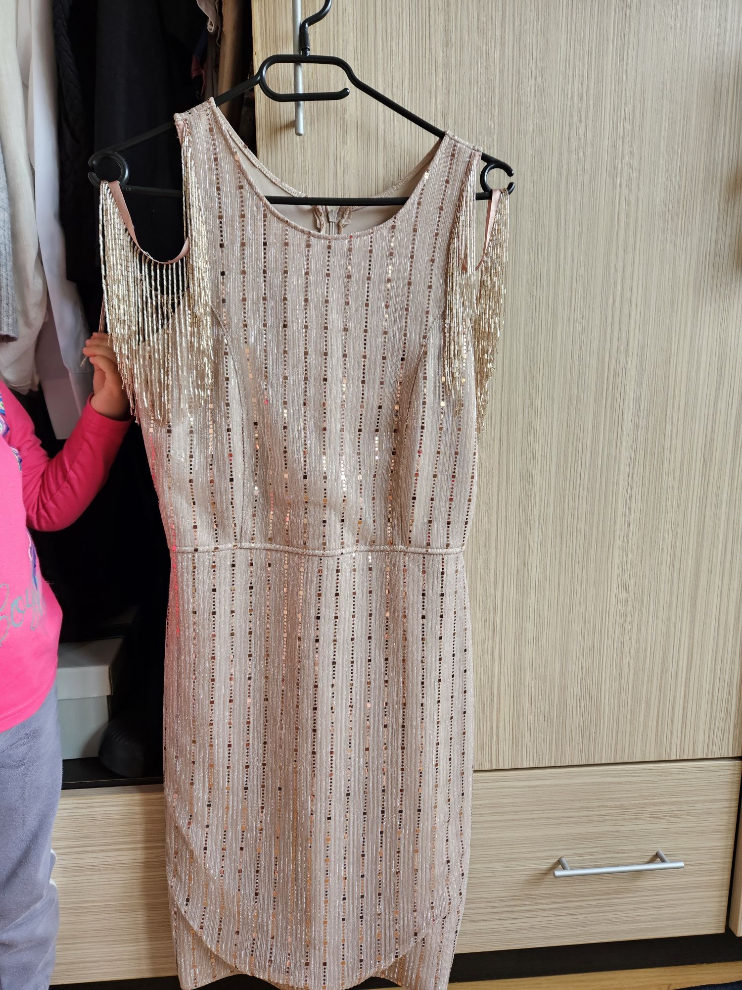 Vand rochie M-L, are o singura purtare