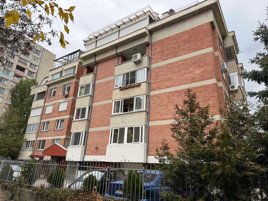 Продавам тристаен с гараж