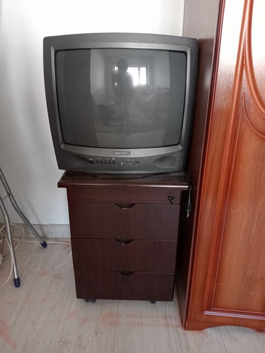 Телевизор с тумбой. 5500 т.