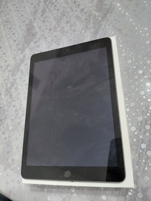 IPad б/у. Экранның шеті бұзылған