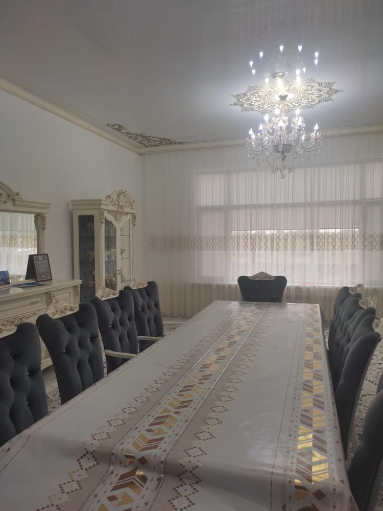 Продам стол со стульями и диван