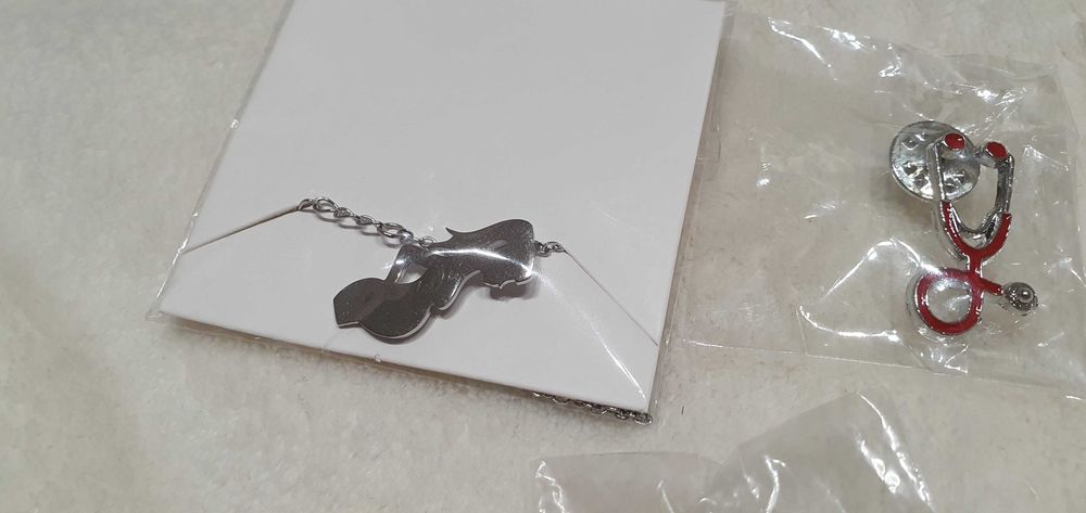 Сребърни брошки, гривни, висулки подъръци за бременни, доктори и други