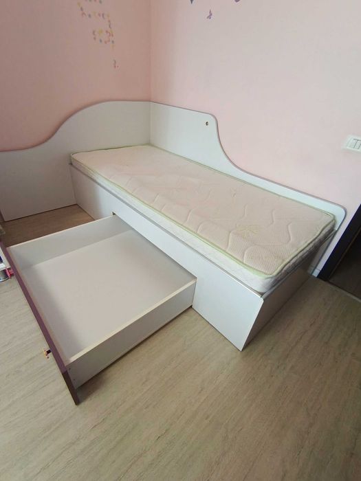 Pat pentru o persoana cu saltea