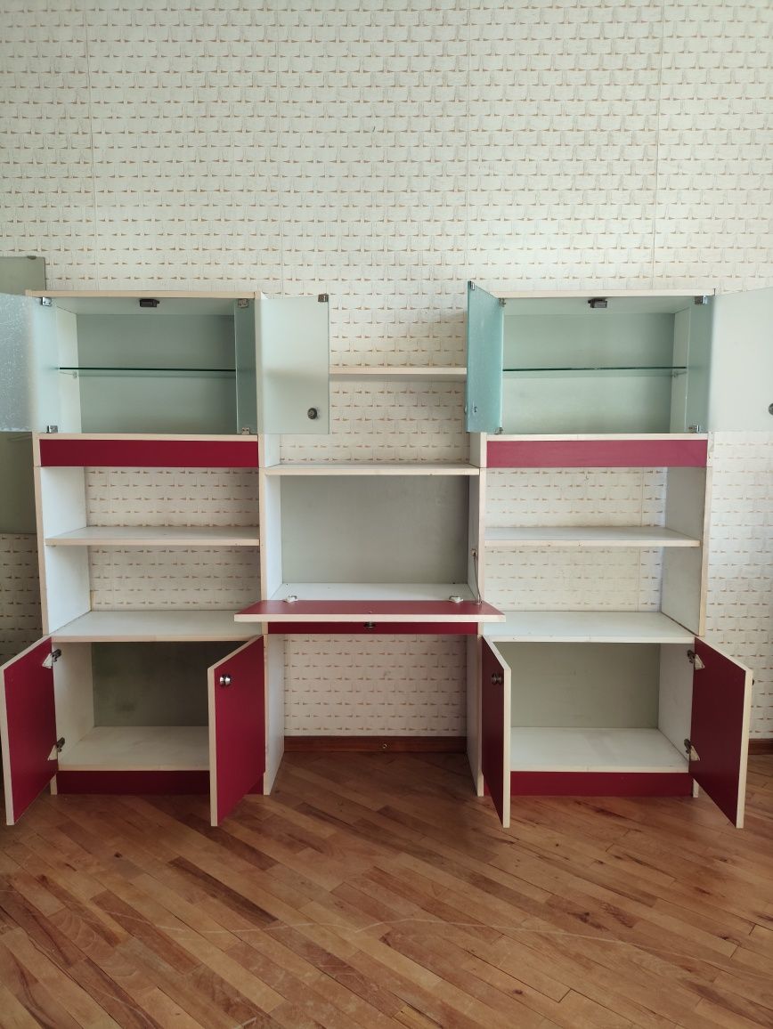 Секция с витрини и шкафове