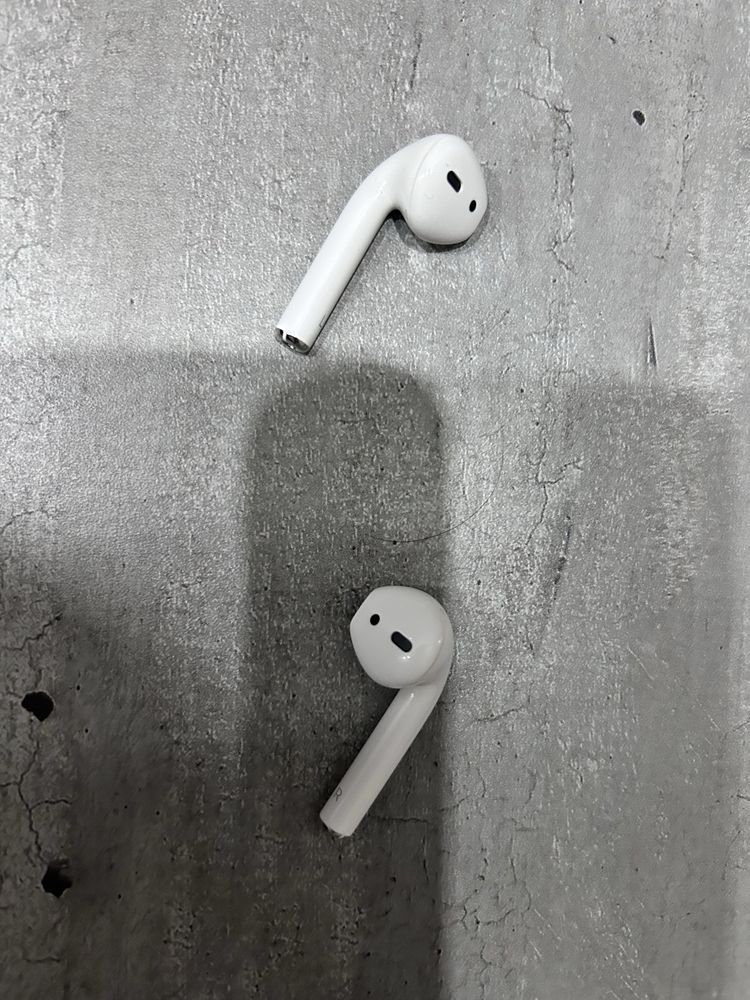Продам airpods 2 (оригинал с коробкой и документами, почти новый)