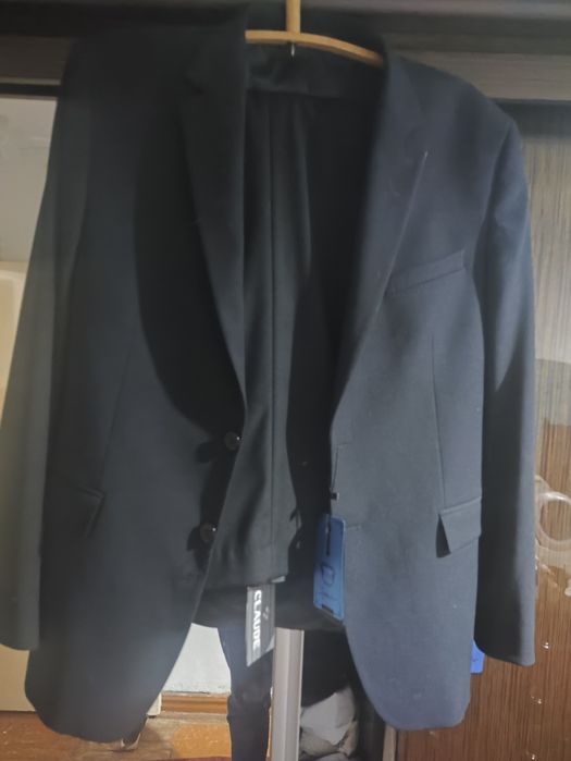 Продается мужской строгий костюм