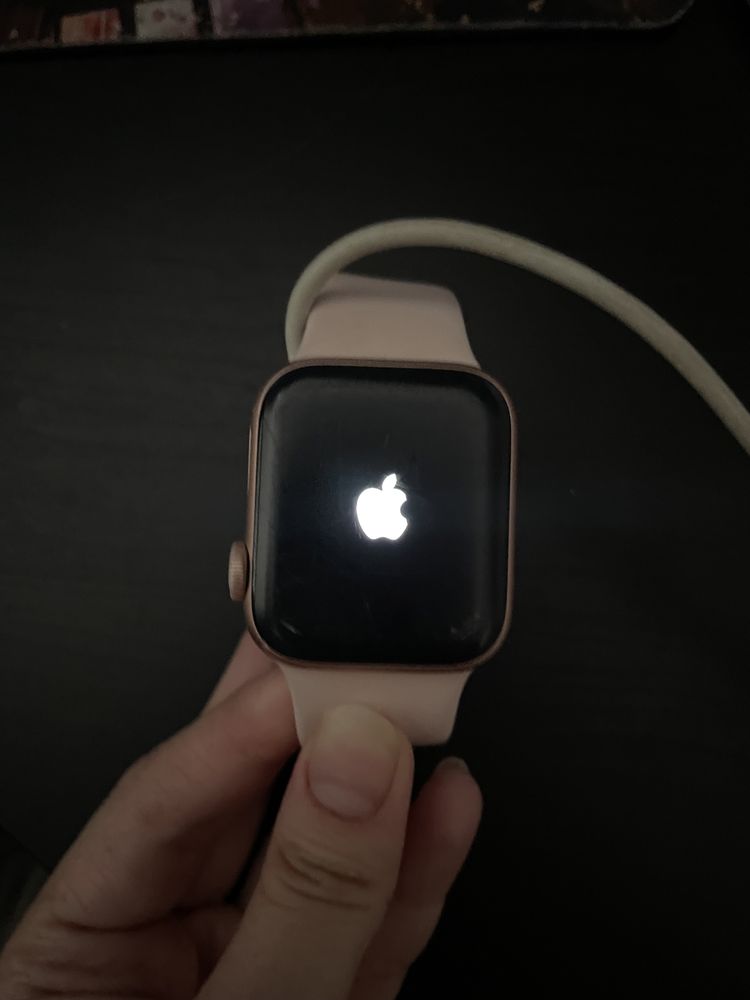 Продам Apple watch 4 розовые 40mm