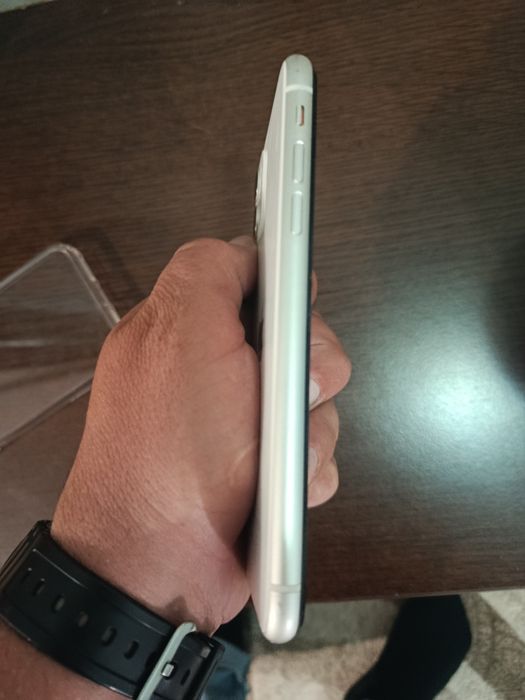Vând iPhone 11 64 GB impecabil