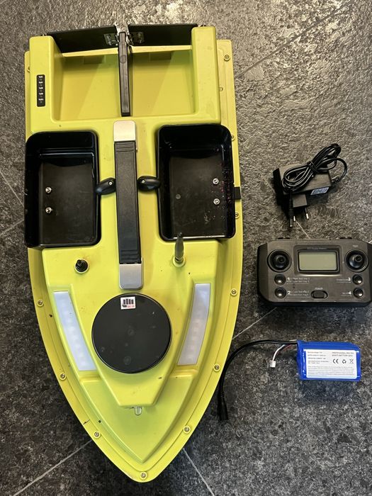 Лодка за захранка D19