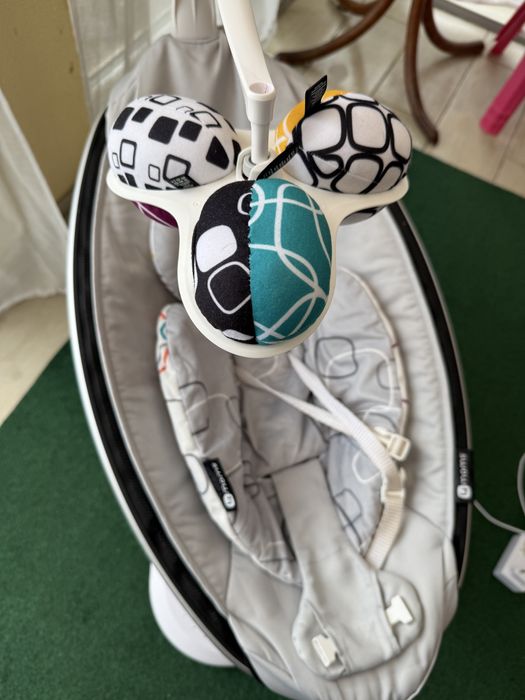 Fotoliul balansoar MamaRoo 4.0 (4 moms)