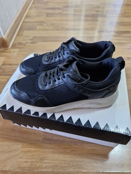 Продам детские кроссовки