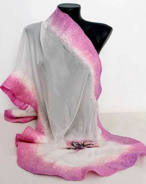 Филцов , ръчно изработен шал чрез мокро плъстене