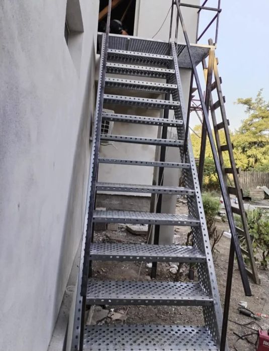 Vând scari metalice