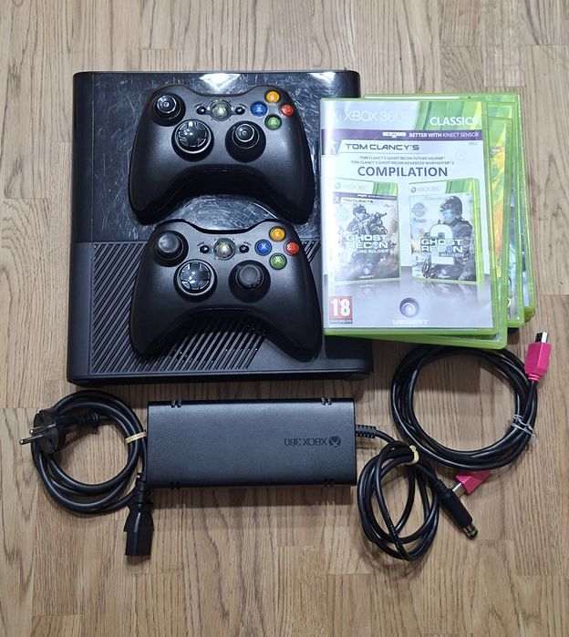Vând Xbox 360 E Console