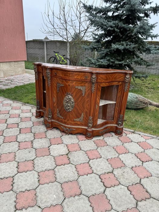 Comodă din lemn masiv, cu intarsii și ornamente bronz